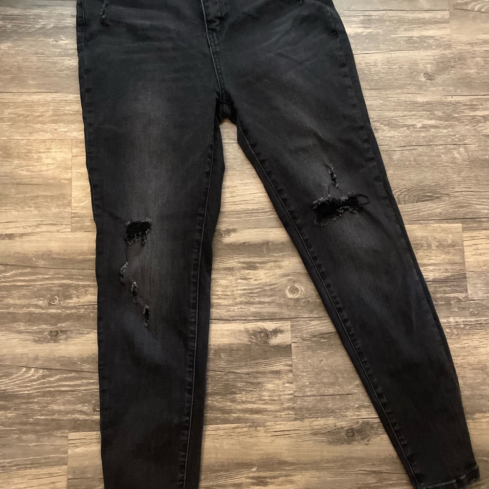 Chic Black Distressed Skinny Jeans